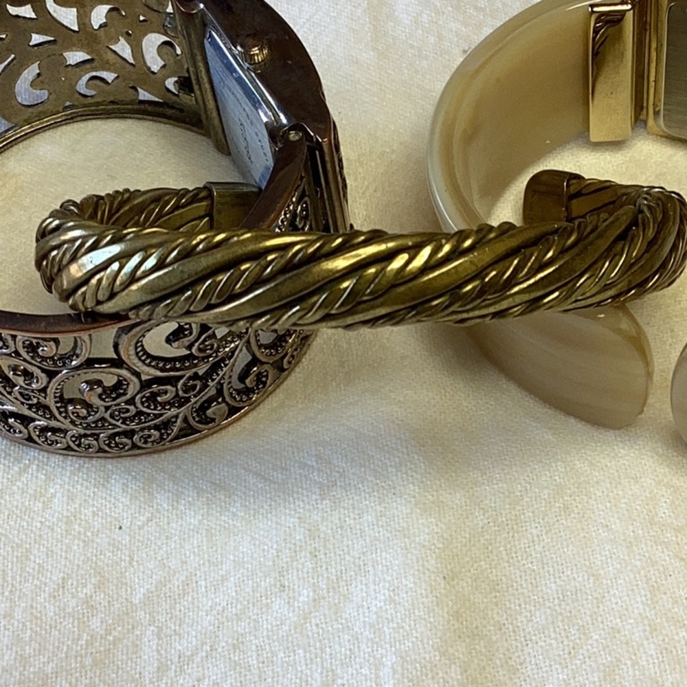 4 Watches & a Bracelet - Picture 15 of 16